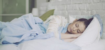 Trotz Hitze gut schlafen: Frau liegt im Bett