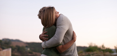 Paar umarmt sich verzeihen lernen