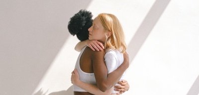 Zwei Frauen umarmen sich, verzeihen lernen