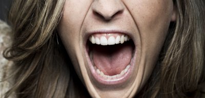 Weibliche Wut: Frau schreit wütend