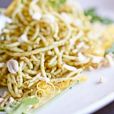 Spaghetti mit Zitronen-Erdnuss-Pesto