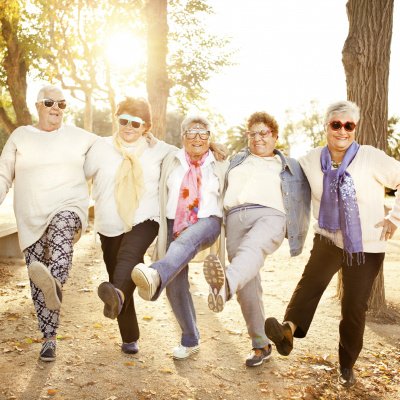 Verrückte alte Frauen mit Sonnenbrillen tanzen im Park