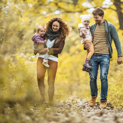 Glückliche Familie bei Spaziergang im Herbst