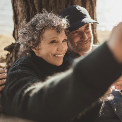 Glückliches älteres Paar macht Selfie