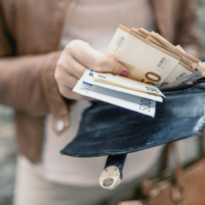 Altersvorsorge für Frauen: Frau mit leerem Geldbeutel