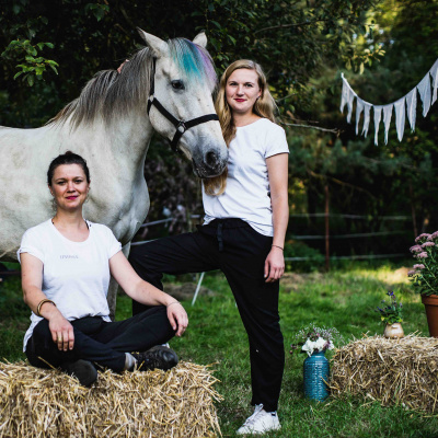 Die Einhorn-Coaching Gründerinnen mit einem ihrer Pferde