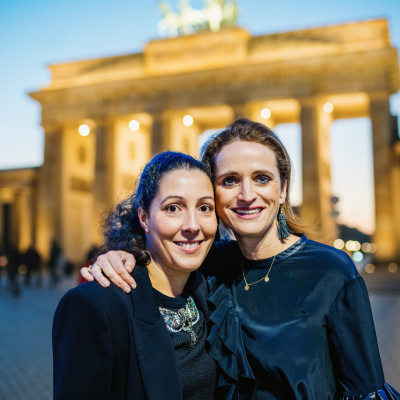 Zwei Frauen vor dem Brandenburger Tor 