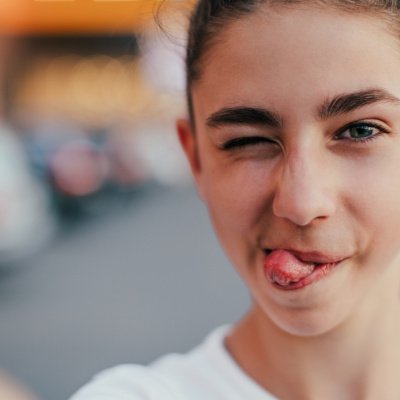 Teenager streckt die Zunge raus