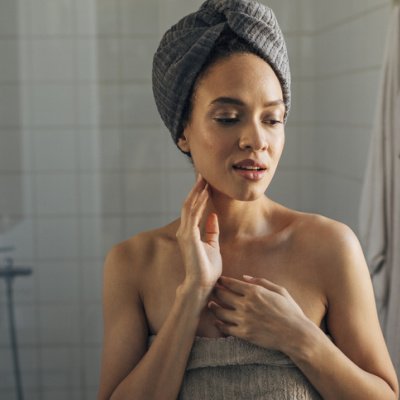 Frau im Badezimmer – Anti-Stress-Beauty