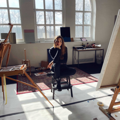 Malerin Milana Schoeller in ihrem Atelier