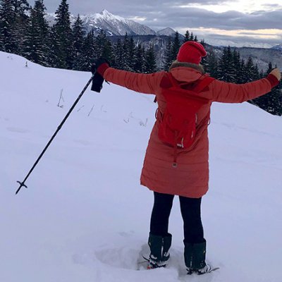 Yoga in den Bergen: Frau im Schnee