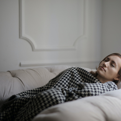 Frau erschöpft auf Couch Decision Fatigue