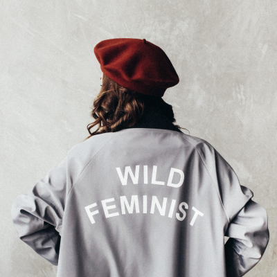 Frau trägt Jacke mit der Aufschrift "Wild Feminist", diese Feministinnen solltest du kennen