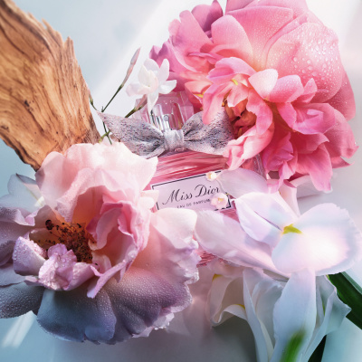 Liebe auf den ersten Duft: Das neue „Miss Dior“-Parfum gibt uns das Gefühl von Schmetterlingen im Bauch