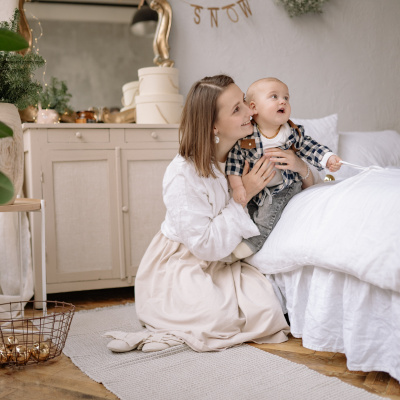 Frau mit Kleinkind im Schlafzimmer einseitiger Kinderwunsch