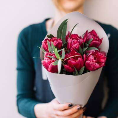 Frühlingsideen: Frau hält Tulpen