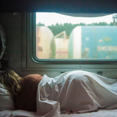 Frau schläft im Zug