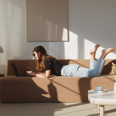 Junge Frau auf Sofa prokrastiniere