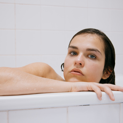 Schädlich für Haut und Umwelt: Diese 3 Skincare-Produkte solltest du aus deinem Badezimmer verbannen