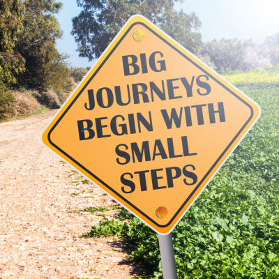 Straßenschild mit der Aufschrift Big Journeys begin with small steps