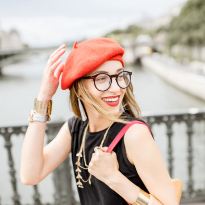 Frau in Paris mit Baskenmütze