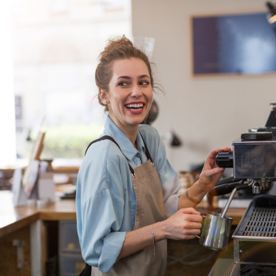 Frau an Kaffeemaschine: Zukunft der Arbeitswelt